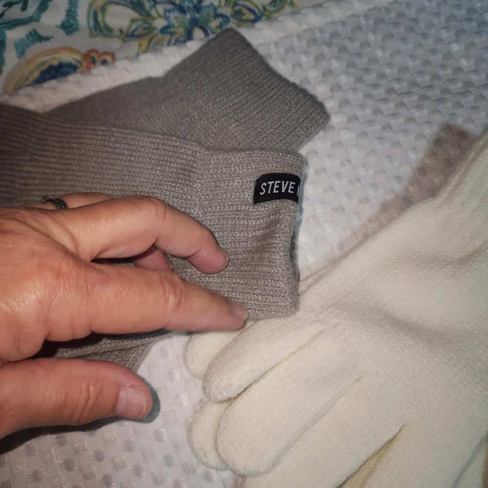 STEVE MADDEN NWOT WOMENS KNIT GLOVES set of 2